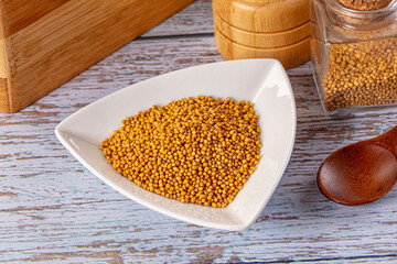 Raw dry aroma flavour mustard seeds