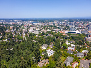Obraz premium Aerial landscape of Central downtown Portland neighborhood skyline sunny summer day in Oregon