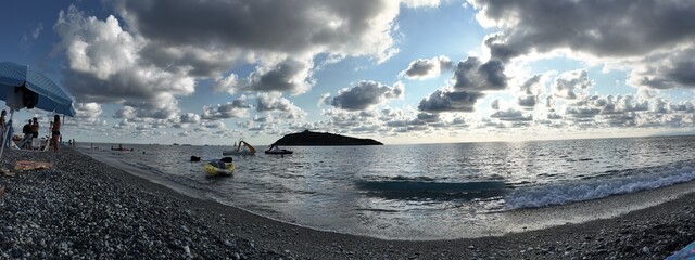 Foto Panoramica dell'Isola di Cirella in Calabria, Cosenza - Vista del cielo con nuvole sopra il mare