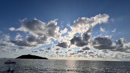 Isola di Cirella in Calabria, Cosenza - Vista del cielo con nuvole sopra il mare