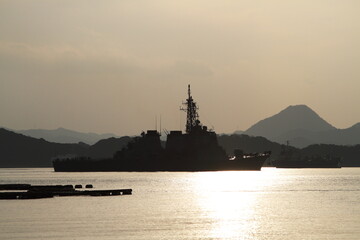 夕日に染まる護衛艦