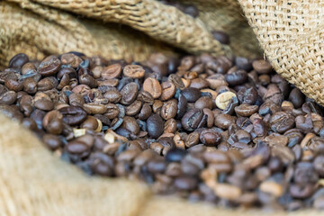 Kaffeebohnen, die in einem traditionellen Sack vom Transport liegen