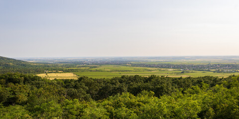 Obraz premium Panoramic view of green valley under clear sky