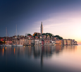 Obraz premium Rovinj Old Town at Sunset with Sailboats on the Adriatic Coast