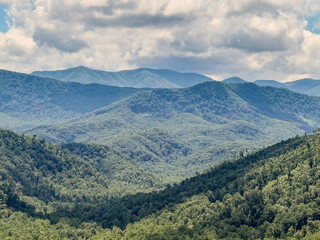 Naklejka premium Great Smoky Mountains vista on a summer day with blue skies and white clouds