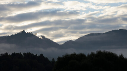 Obraz premium Morning fog with pink clouds, mountain landscape