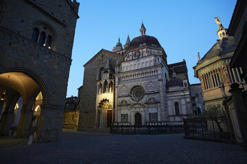 La Basilica di Santa Maria Maggiore e la Cappella Colleoni in Citta Alta a Bergamo alle prime luci dell'alba