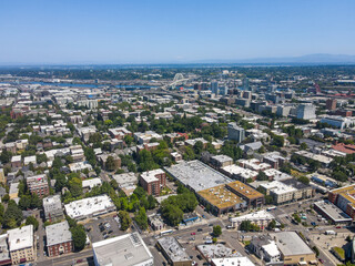 Obraz premium Aerial landscape of Central downtown Portland neighborhood skyline sunny summer day in Oregon