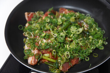 味付け豚バラカルビを焼く様子