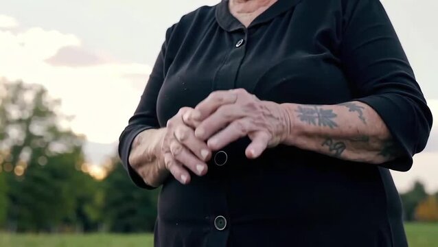  Anciana con sus manos tatuadas