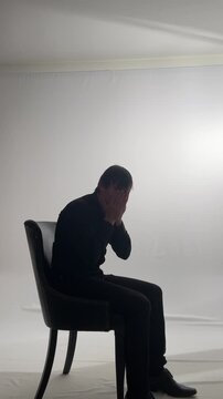 silhueta de homem depressivo 