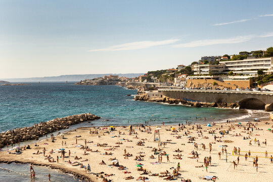 Vue sur la plage du Proph&egrave;te de la ville de Marseille avec des baigneurs en &eacute;t&eacute;, vue en plong&eacute;e, la corniche Kennedy et ciel bleu en arri&egrave;re plan, Marseille, Sud de la France
