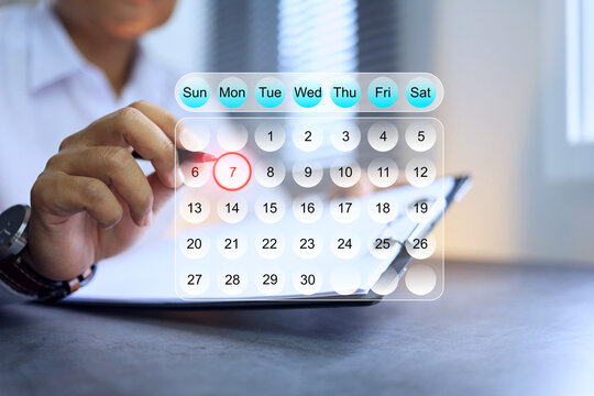 Concepto de marketing de calendario con empresario que pide cita en un calendario virtual
