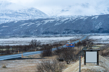 雪化粧した山々と冬の道路風景（アイスランド）