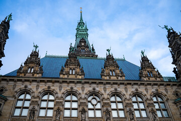 Fototapeta premium Majestic architecture of Hamburg City Hall showcasing intricate details and a striking tower against a clear blue sky