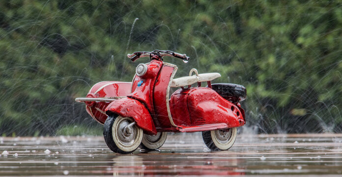 Side-car, scooter sous une averse de gr&ecirc;le