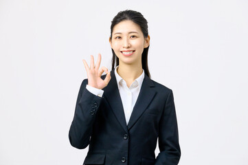 OKサインをする若いスーツの女性　ビジネス
