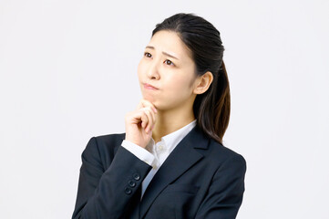 考えるビジネスウーマン　女性社員　ビジネスシーン