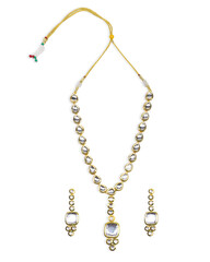 Fototapeta premium Gold Kundan Necklace Set with Matching Earrings