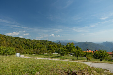 vista panoramica su di un ambiente naturale tra le colline della Slovenia occidentale, di giorno, con cielo sereno, in estate, 