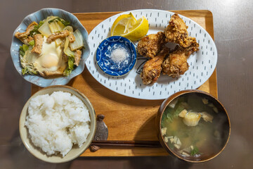 唐揚げとご飯の和食定食