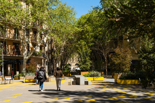 Superblock oder Superilla im Viertel Sant Antoni, f&uuml;r Autos stark eingeschr&auml;nkter Bereich der Stadt in Barcelona, Spanien