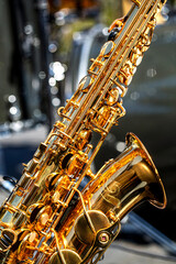 Obraz premium Saxophone, professional jazz music instrument. Close up of saxophone bell and keys. Closeup gold saxophone. Alto saxophone closeup, instrument valve, macro details, musical instrument background