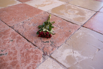 Rote Rosen auf rotem Marmor