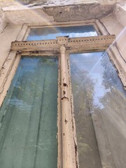 Obraz premium The window is dirty and has a lot of rust on it. The sunlight is shining through the window, making the room look bright and cheerful