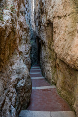 It is a magical place that is located in Gaeta and that every year attracts thousands of visitors fascinated by the three cracks on the promontory.