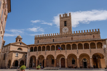 Offida. Town Hall. Built between the 13th and 14th centuries (central crenellated tower). The fa&ccedil;ade is preceded by a 7-arched portico with an elegant 14-arched loggia raised in the 15th century.