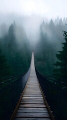 霧深い緑の森に架かる木製の吊り橋のパースペクティブな風景写真