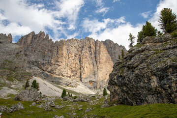 Il Sassolungo, nelle Dolomiti patrimonio Unesco, visto dal rifugio Pertini in Val di  Fassa, Trentino Alto Adige, Italia