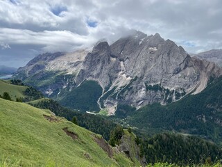 Obraz premium La Marmolada e il suo ghiacciaio, nelle Dolomiti patrimonio Unesco, visti dal sentiero Viel Dal Pan in Val di Fassa, Trentino Alto Adige, Italia
