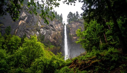 Obraz premium Waterfall cascading down rocky cliff
