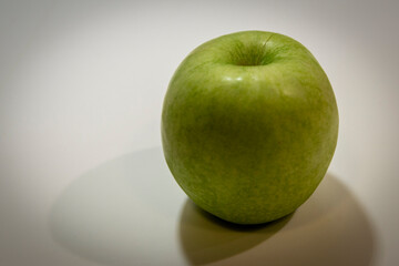 Fresh Green Apple - Manzana Verde Fresca, Crisp and Juicy Fruit for Healthy Eating - Fruta Crujiente y Jugosa para Alimentación Saludable