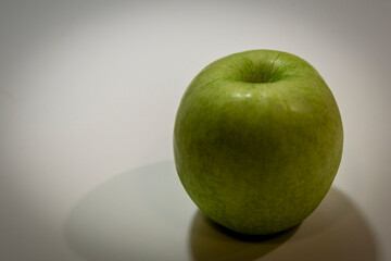 Fresh Green Apple - Manzana Verde Fresca, Crisp and Juicy Fruit for Healthy Eating - Fruta Crujiente y Jugosa para Alimentación Saludable