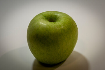 Fresh Green Apple - Manzana Verde Fresca, Crisp and Juicy Fruit for Healthy Eating - Fruta Crujiente y Jugosa para Alimentación Saludable