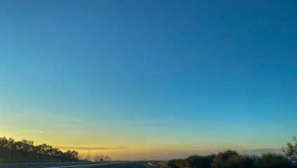 niebla en la autovia por la mañana