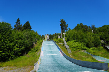 Die Skischanze in Molde in Norwegen im Sommer