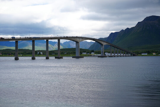 Blick auf die Sortlandbr&uuml;cke in Sortland in Norwegen 