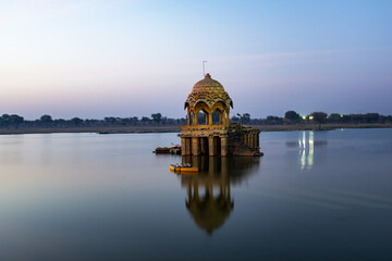 Obraz premium View of Gadi Sagar in Gadisar Lake Jaisalmer Rajasthan, India