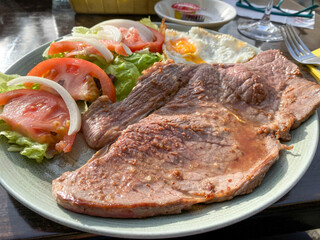 filetes de ternera con ensalada