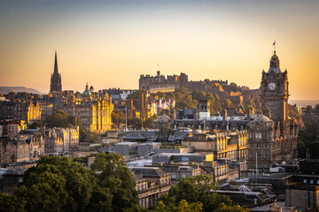 Fototapeta premium panoramic view from calton hill over old town of Edinburgh at sunset, Edinburgh Castle, Scotland, UK 