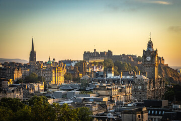 Fototapeta premium panoramic view from calton hill over old town of Edinburgh at sunset, Edinburgh Castle, Scotland, UK 