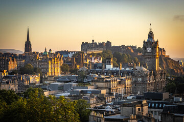 Fototapeta premium panoramic view from calton hill over old town of Edinburgh at sunset, Edinburgh Castle, Scotland, UK 