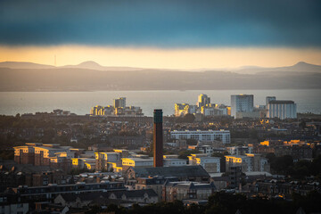 Obraz premium view from Calton Hill over Firth of Forth at sunset, Edinburgh, scotland, UK 