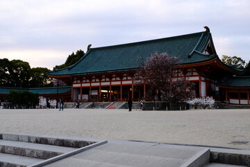 日本、京都、平安神宮、神苑、桜、花、庭園、春、歷史名勝、綠色、風景、青空、春、写真素材	
