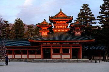 Obraz premium 日本、京都、平安神宮、神苑、桜、花、庭園、春、歷史名勝、綠色、風景、青空、春、写真素材 