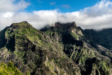 Obraz premium Mountain Peaks Above the Clouds in Madeira